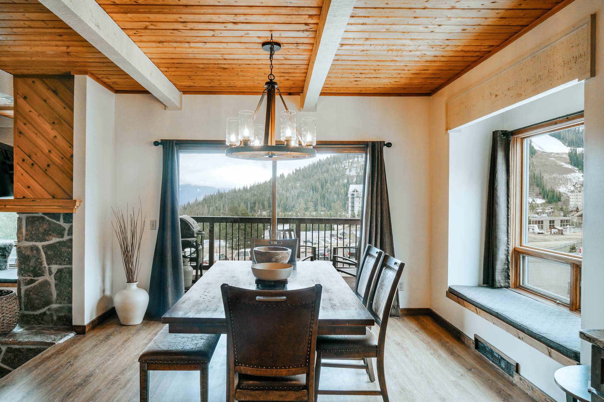 Beaverhead vacation condo dining room