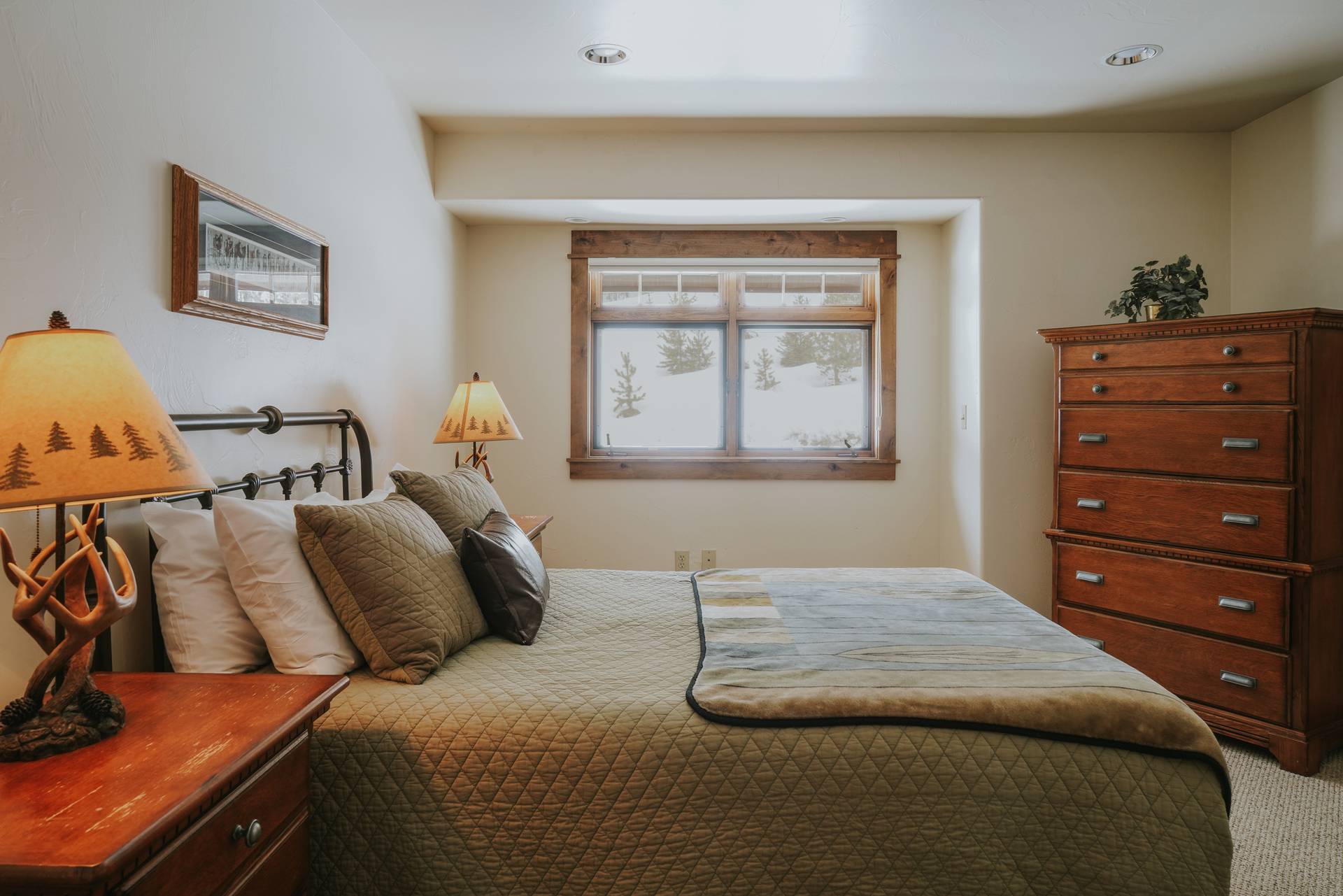 Alpenglow Condominiums 21B vacation condo bedroom