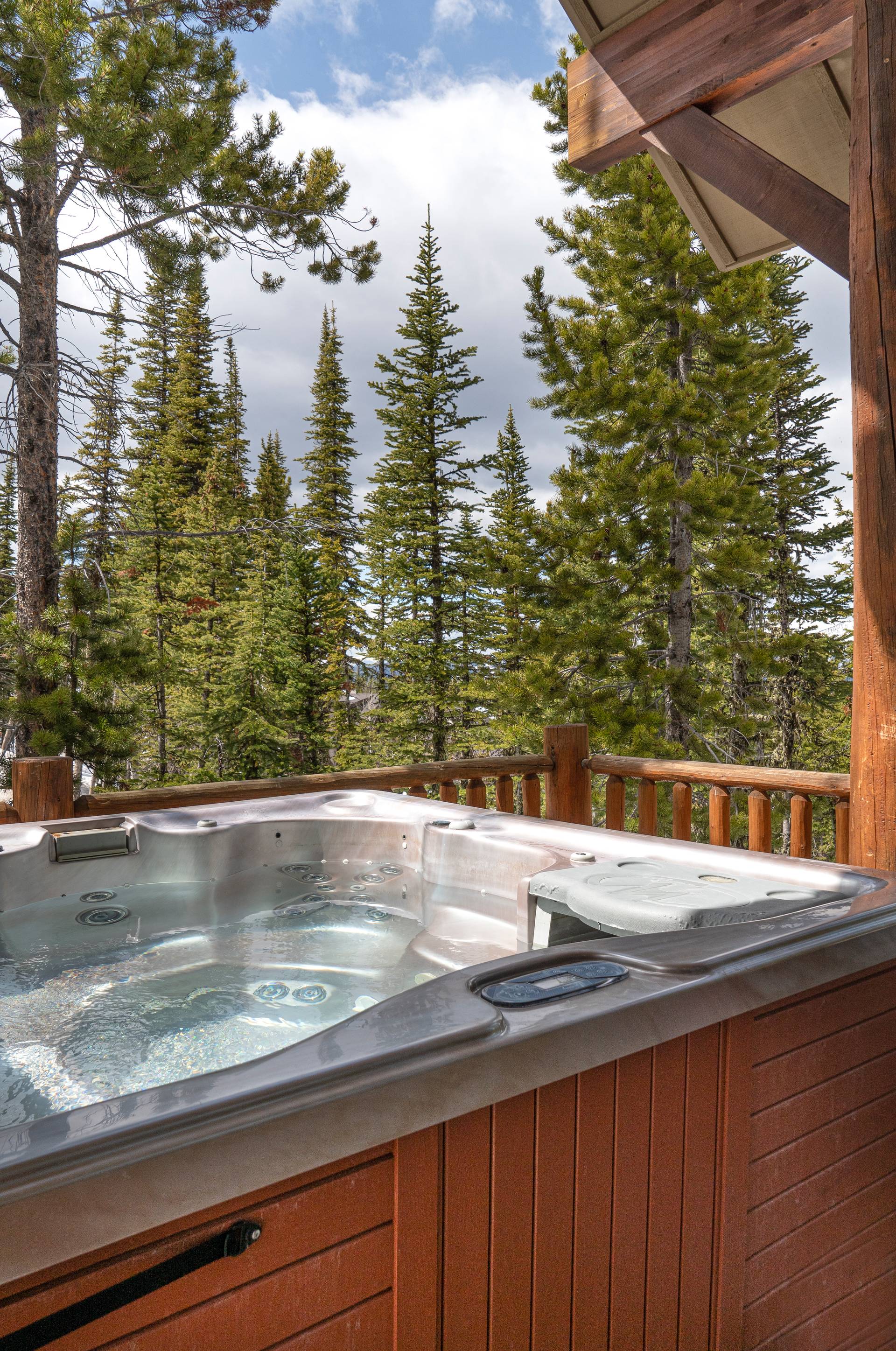 Moonlight Mountain vacation home hot tub