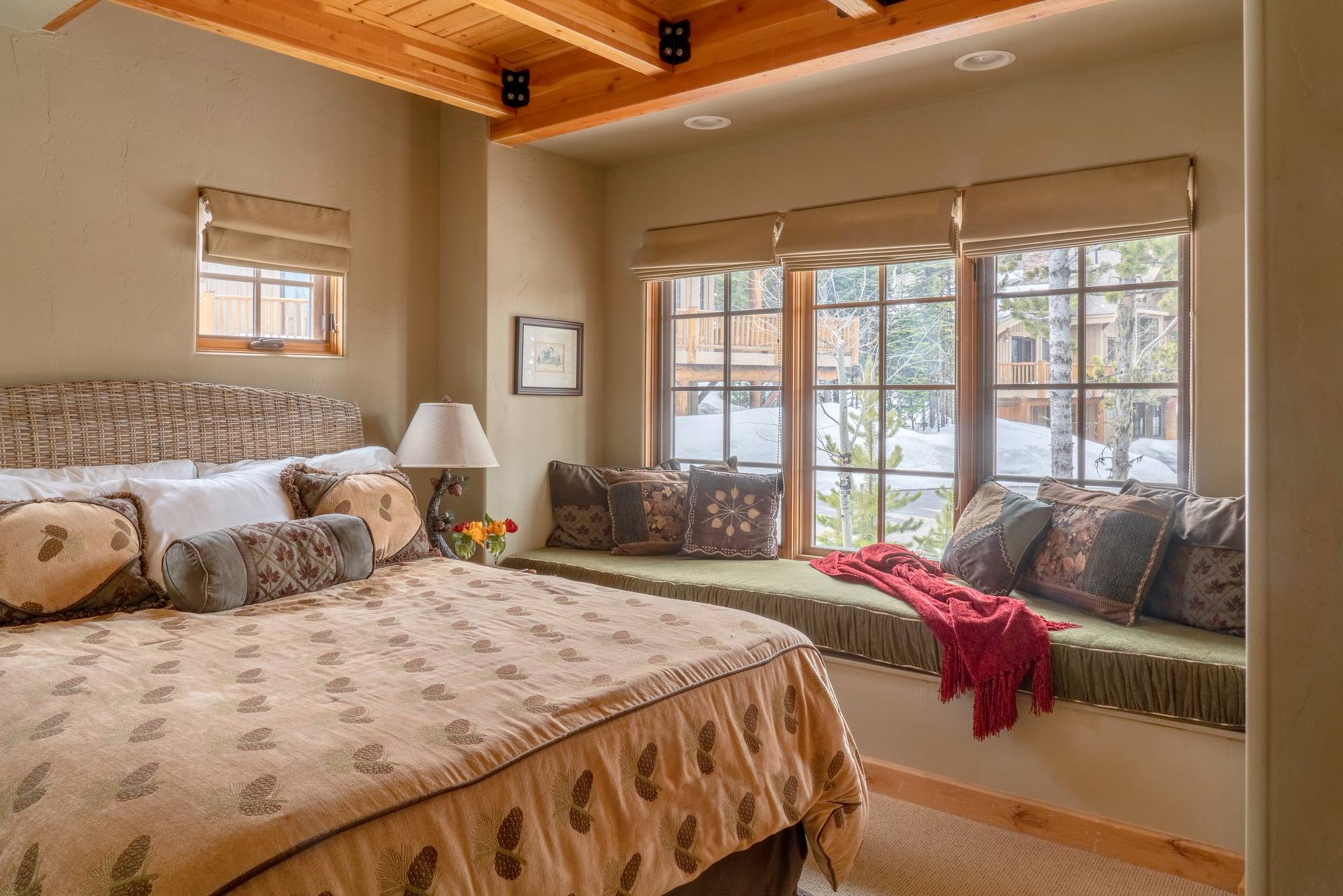 Moonlight Mountain vacation home bedroom