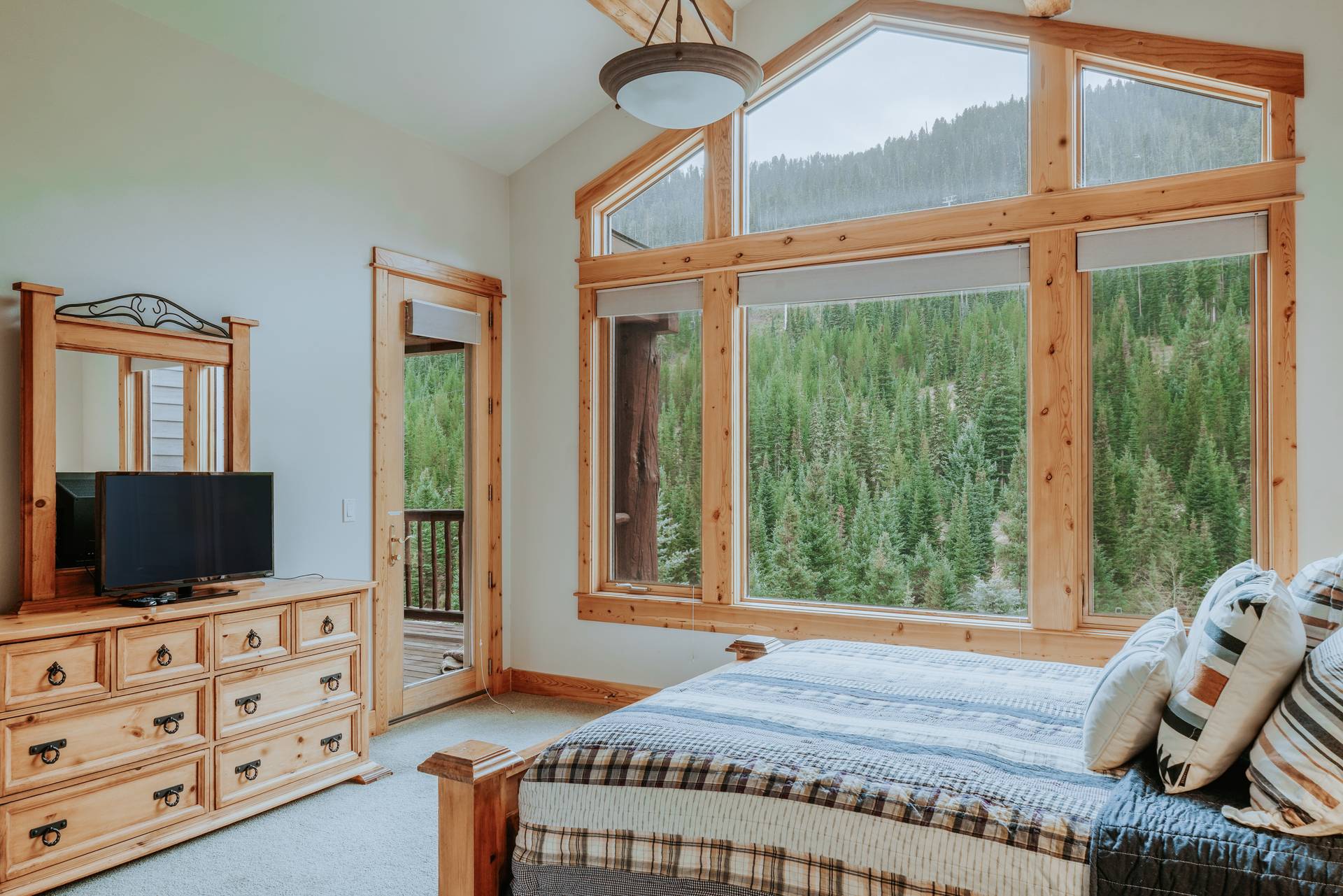 Lone Moose 210A vacation condo bedroom