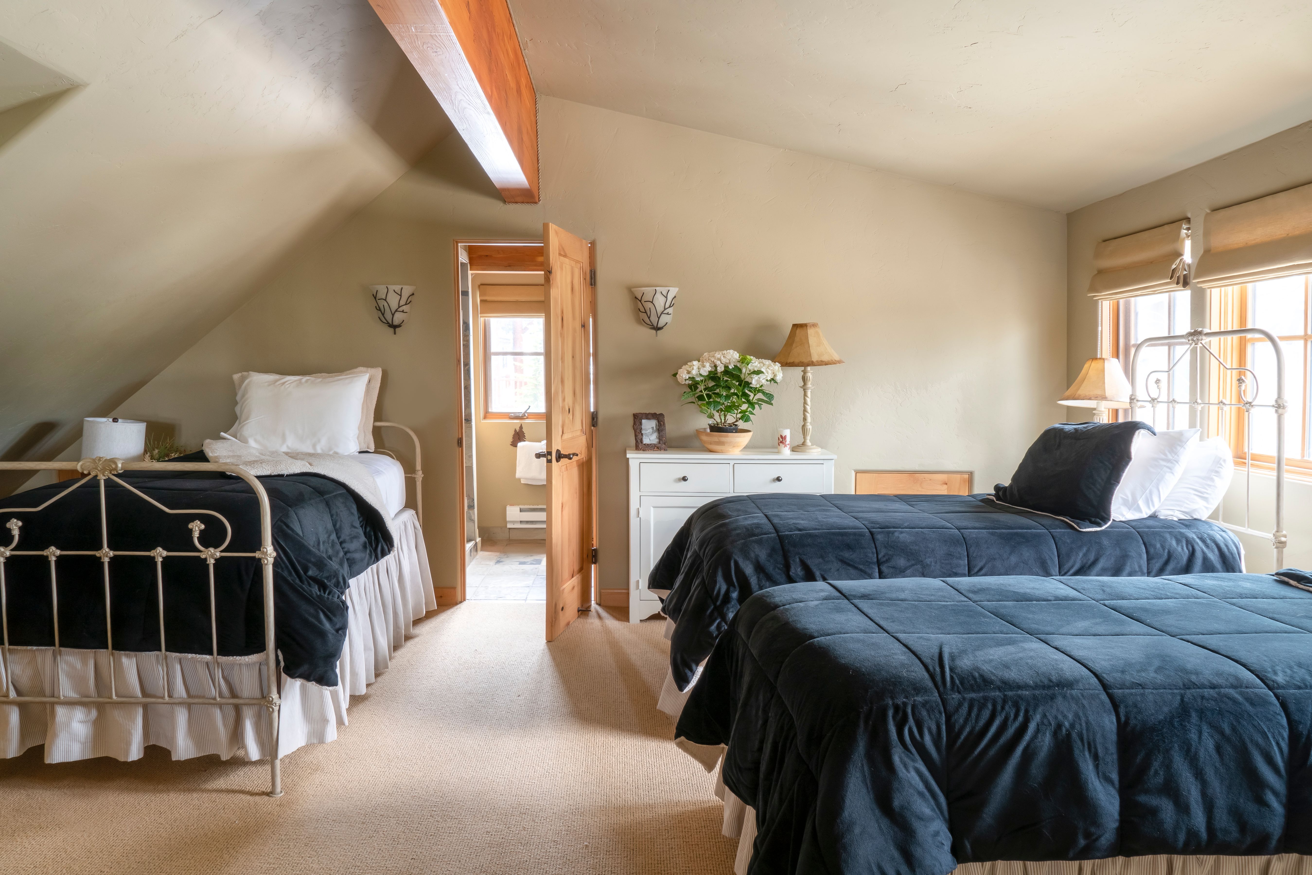Moonlight Mountain vacation home bedroom