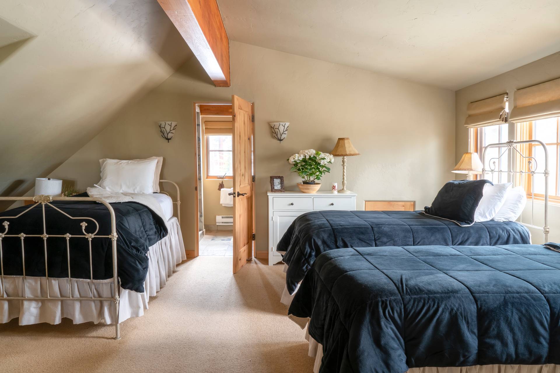 Moonlight Mountain vacation home bedroom