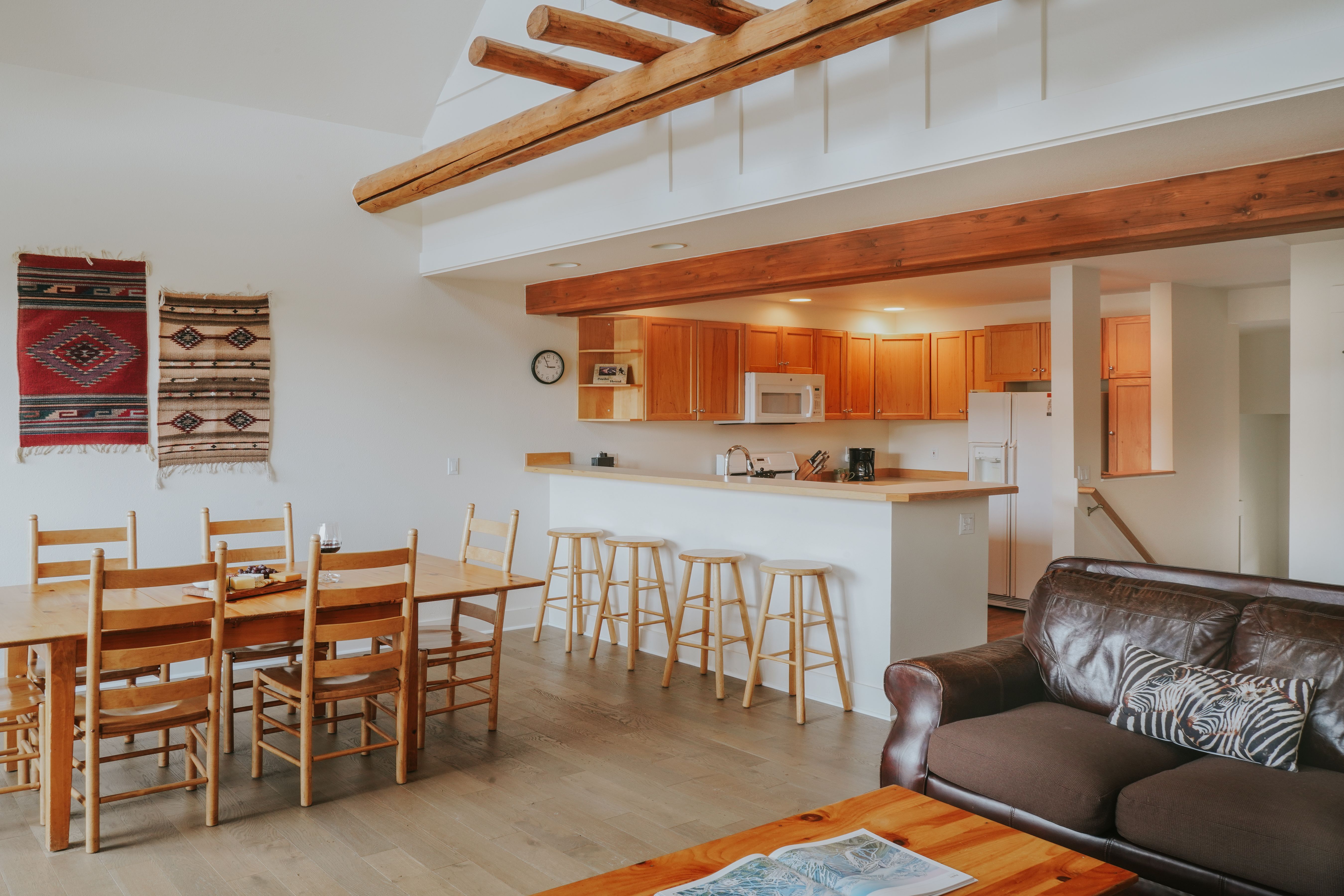 Saddle Ridge vacation condo dining room and kitchen