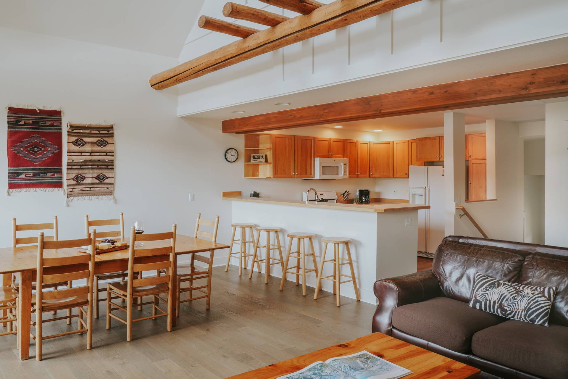 Saddle Ridge vacation condo dining room and kitchen