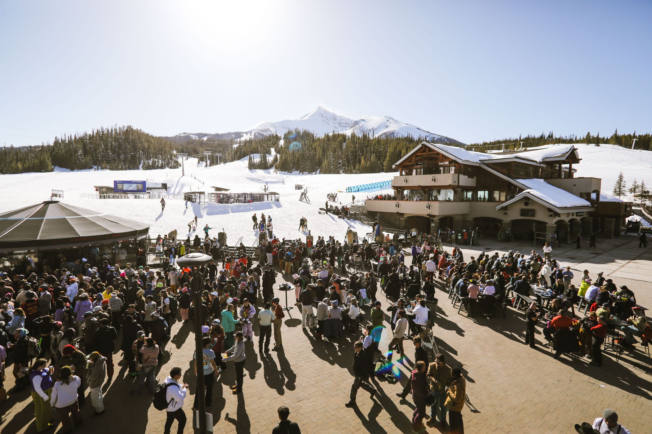 Apres-ski in the Mountain Village Plaza