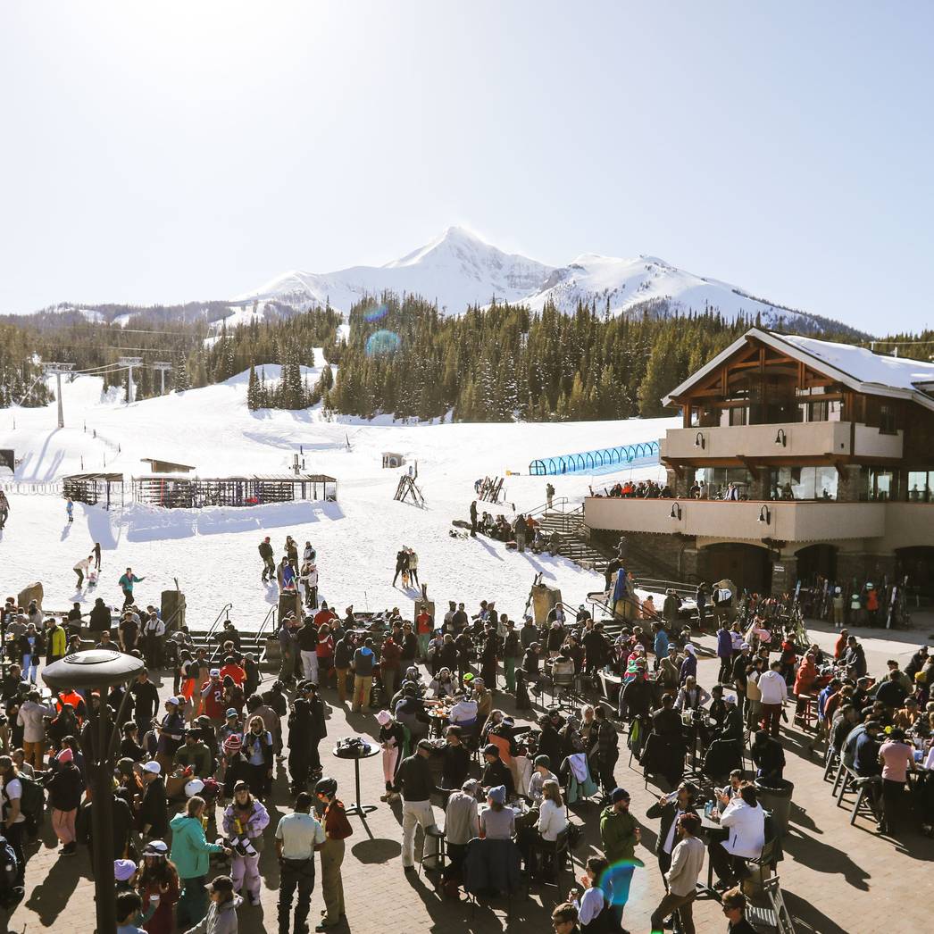 Apres-ski in the Mountain Village Plaza