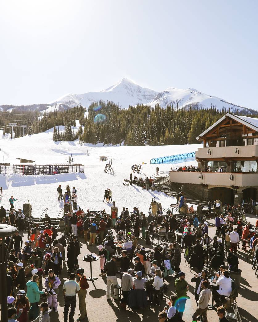 Apres-ski in the Mountain Village Plaza