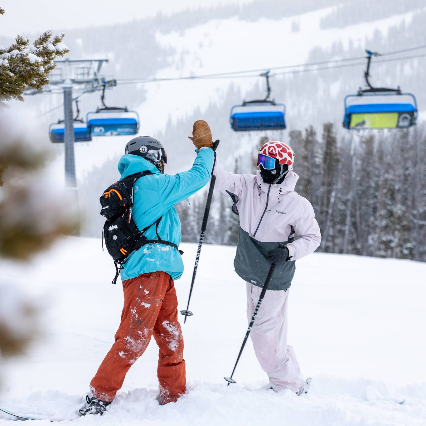 Skier and snowboarder high-fiving
