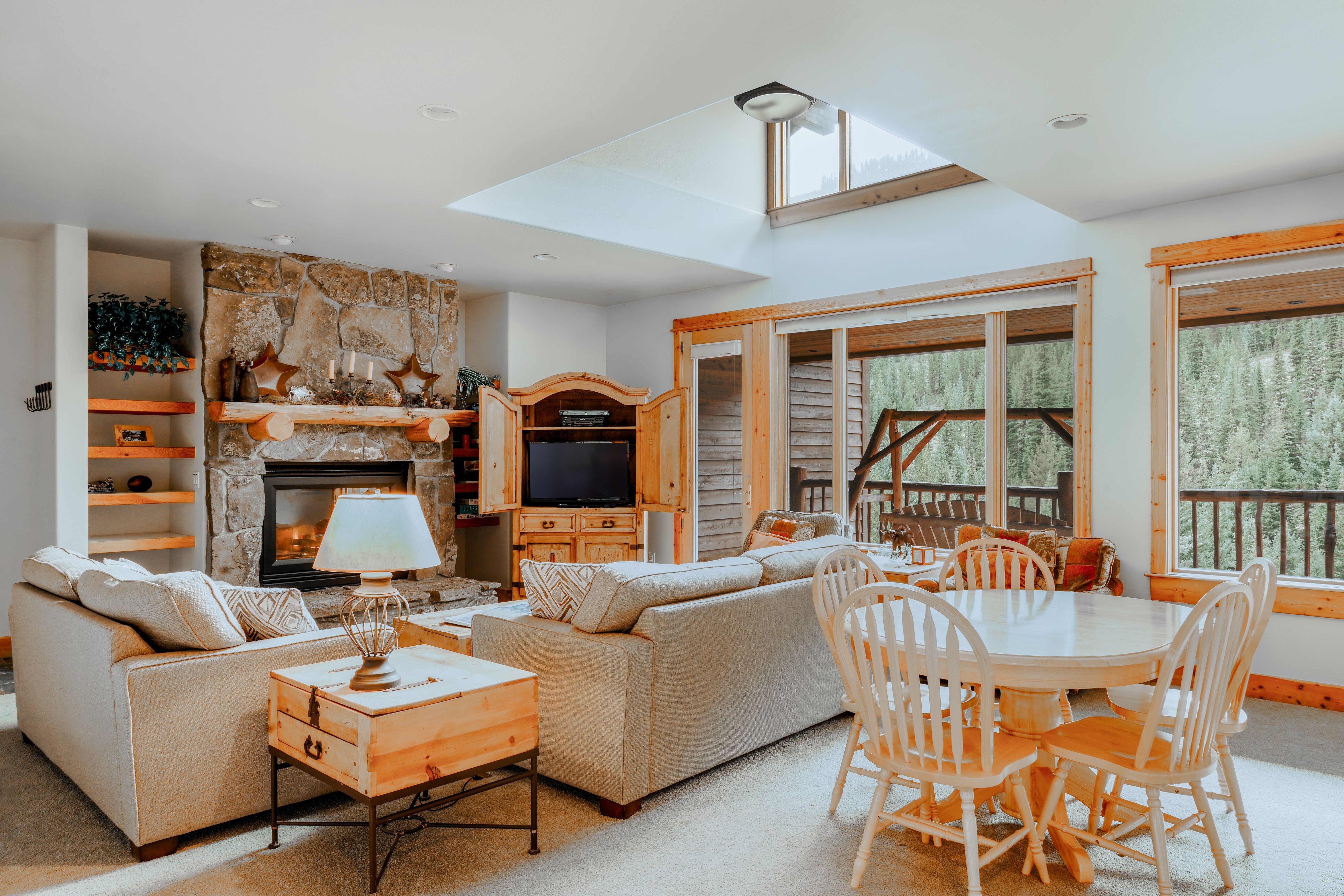 Lone Moose 210A vacation condo living and dining room