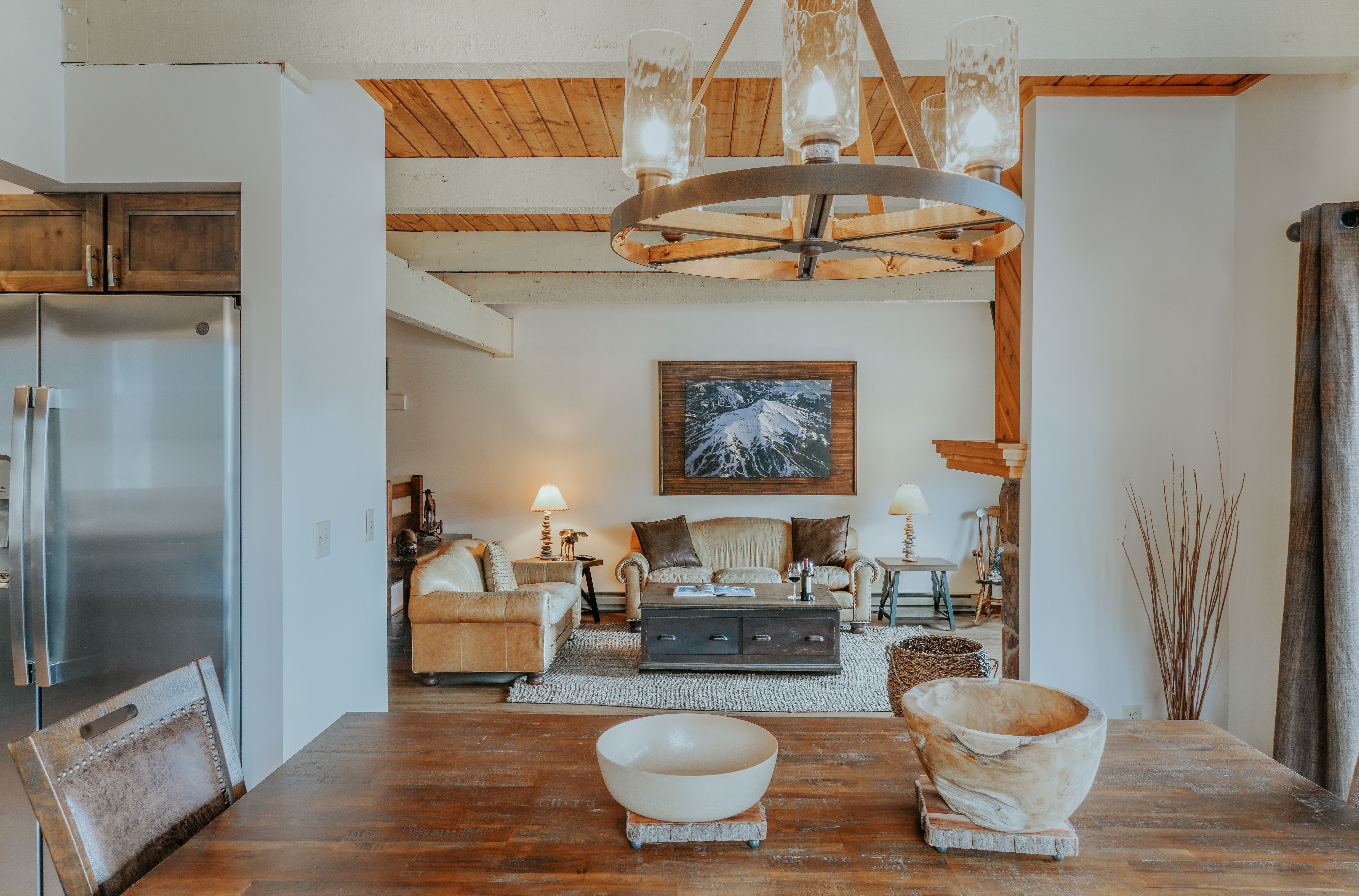 Beaverhead vacation condo dining and living room
