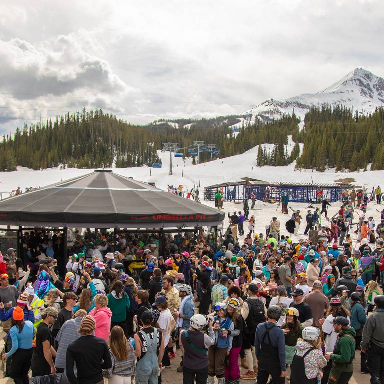 Après-ski in the Mountain Village Plaza