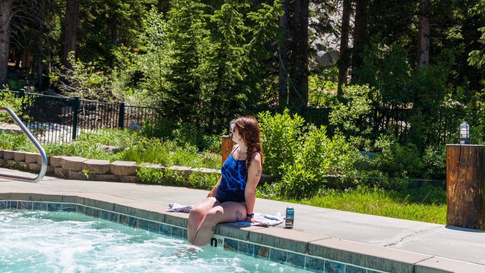 Brighton Lodge hot tub in the summer at Brighton Resort
