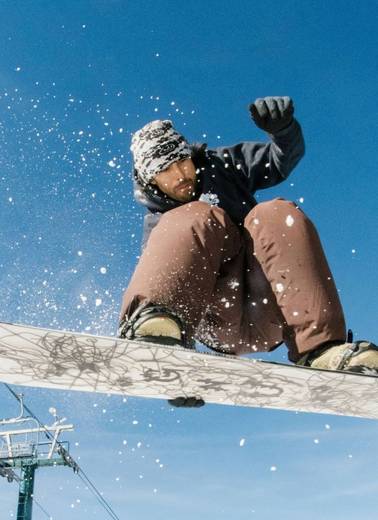 Snowboarder in Brighton terrain park