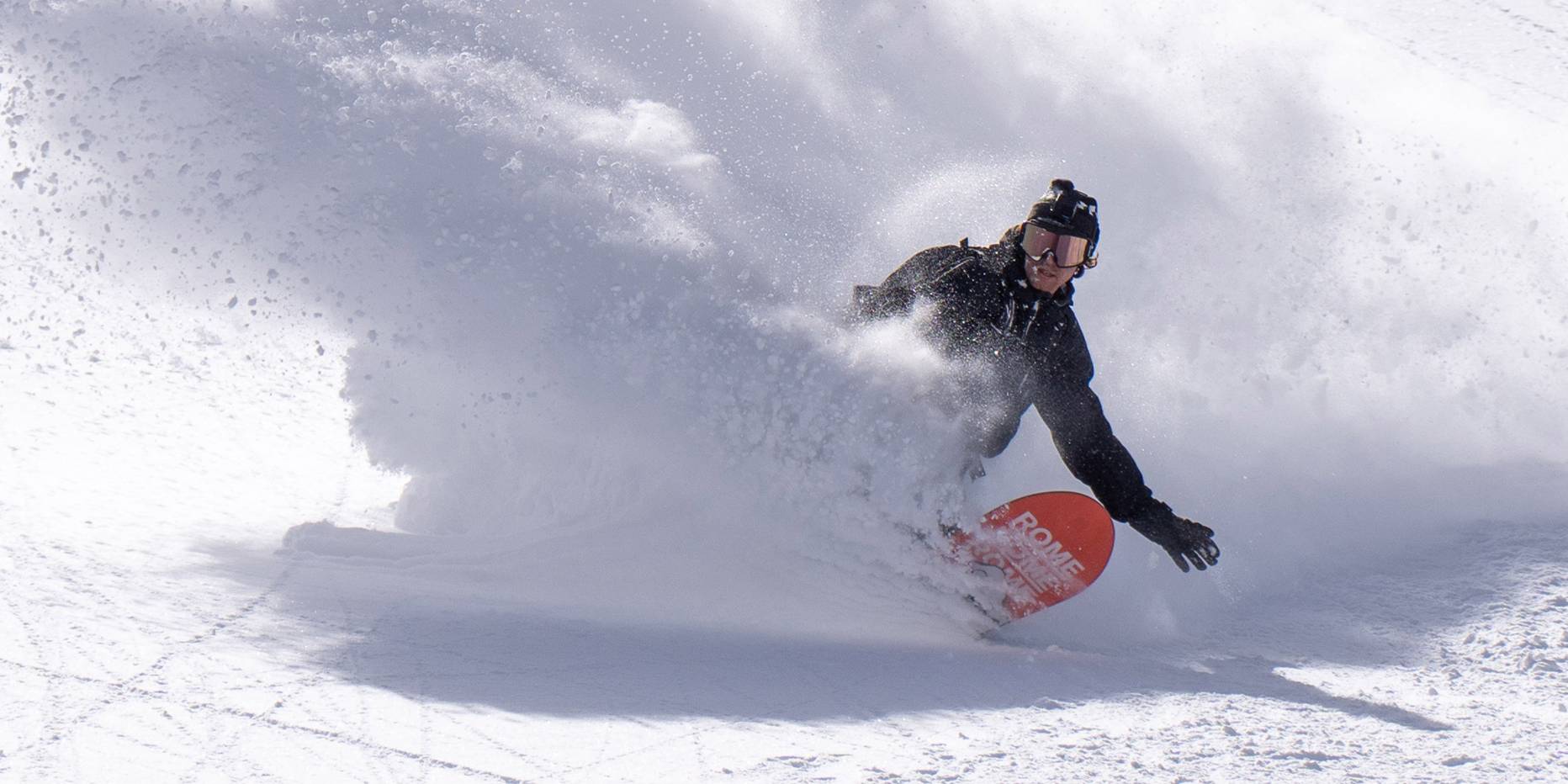 Snowboarde slashing powder