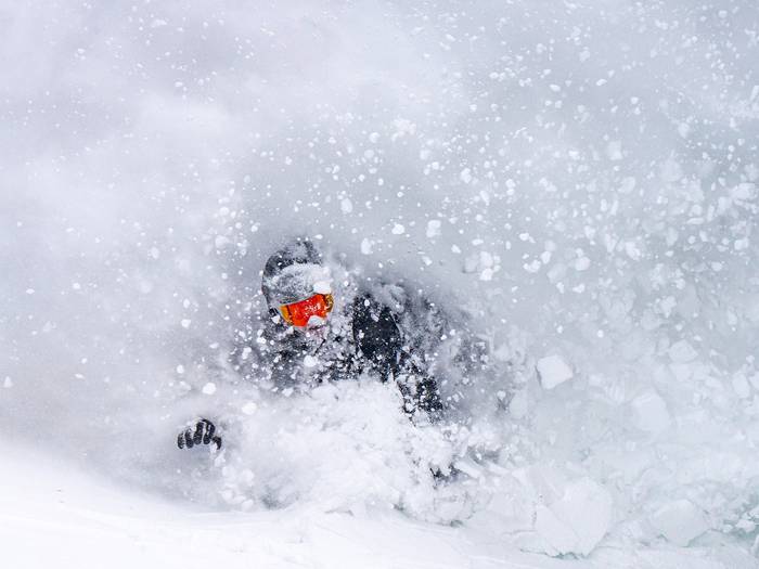 Snowboarder powder slashing