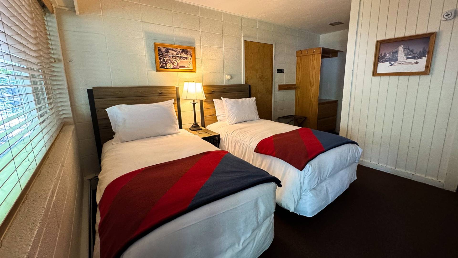 Twin bedroom at the Brighton Lodge