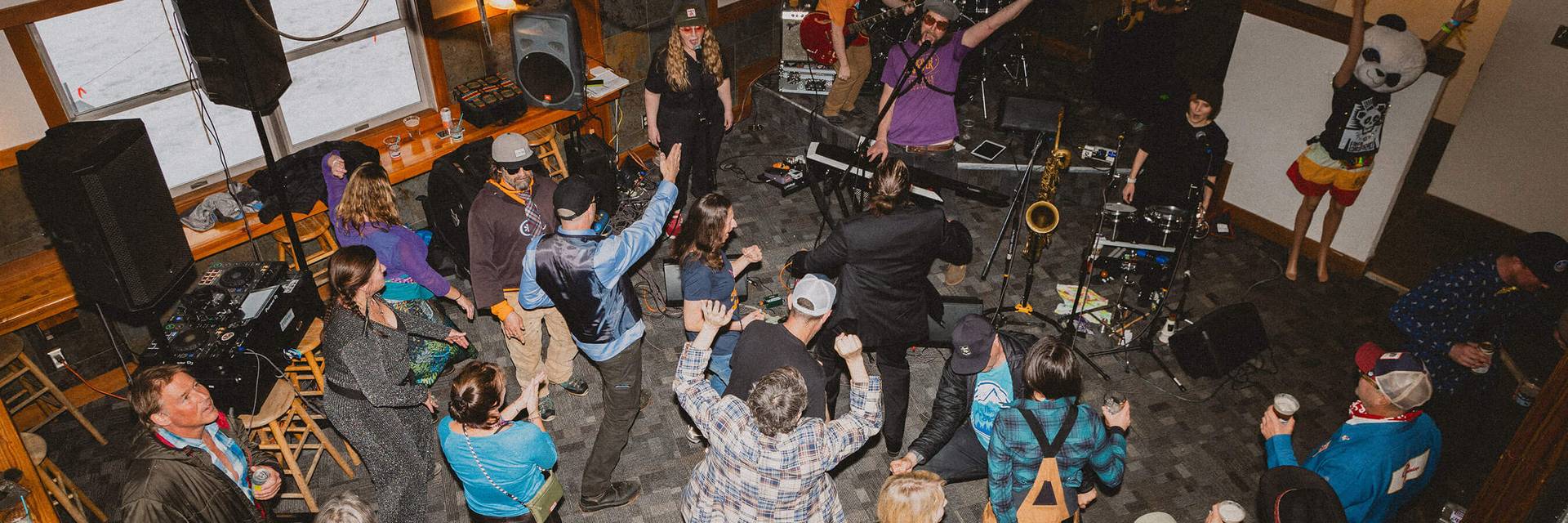 Crowd and band at Alpental