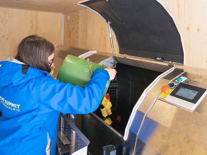 filling composter