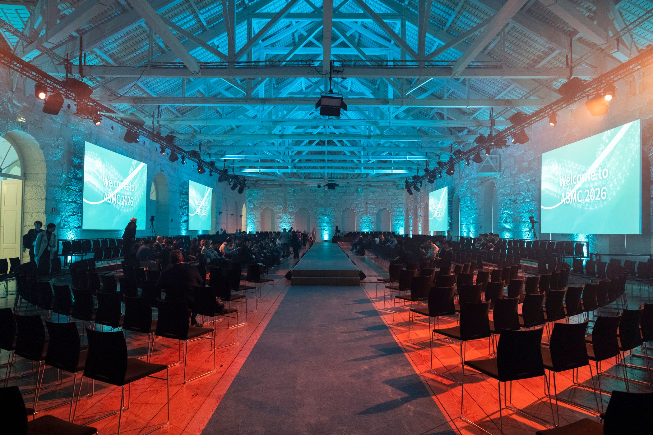 A 35-meter runway stage in the historic hall of Alfândega.