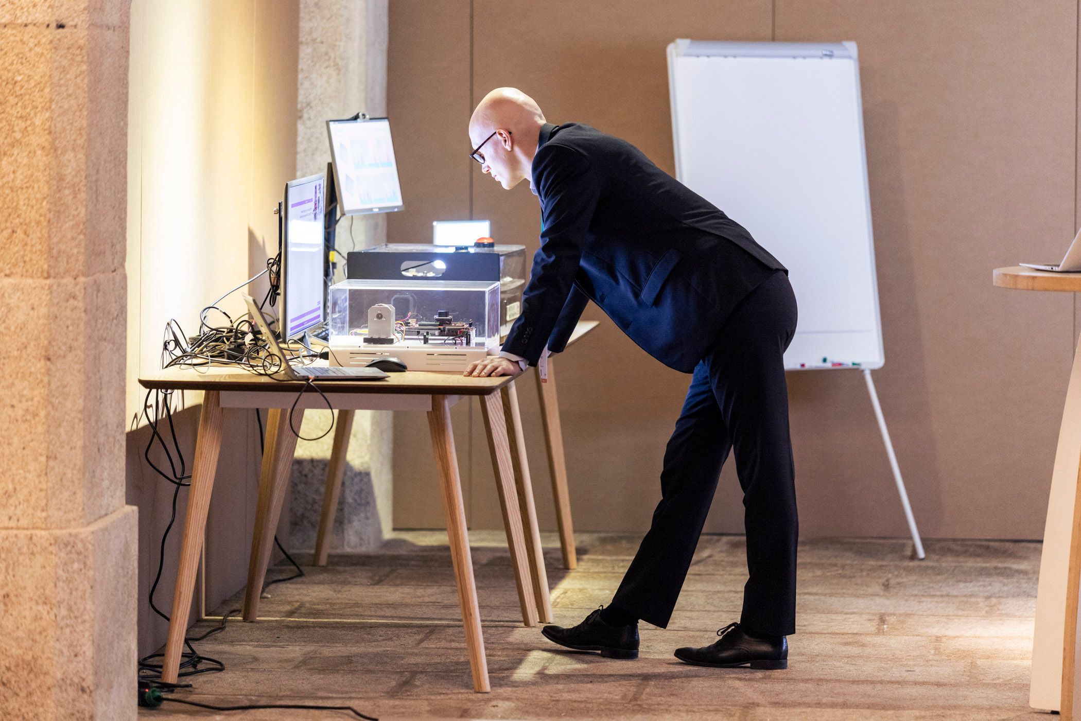 Participants during interactive sessions at ASMC Porto 2026, discussing customer journey, hybrid sales strategies, and digital transformation in a dynamic conference setting.