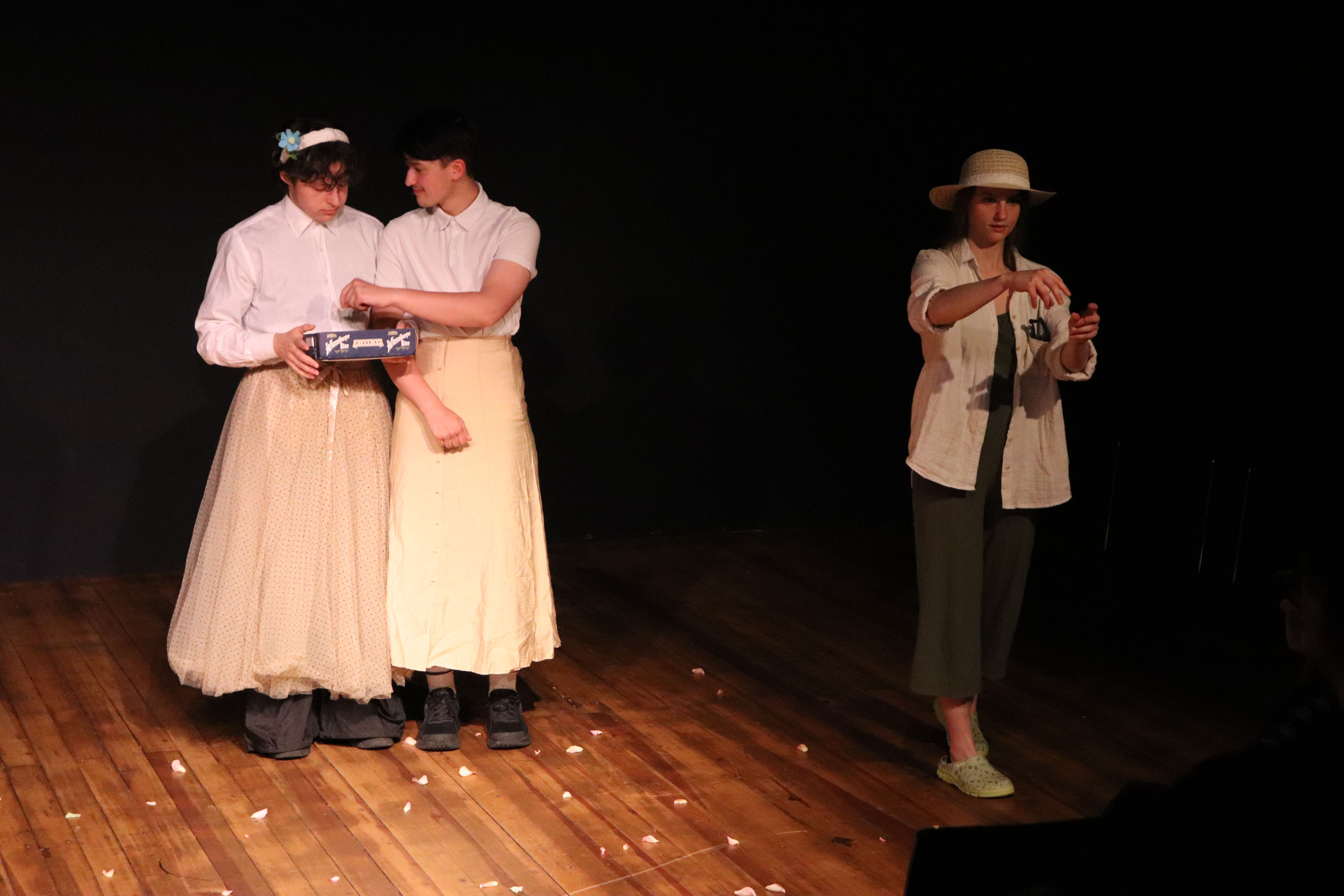 Studierende der Carinthian Music Academy in einer Murder Mystery Performance-Aufführung auf der Bühne.