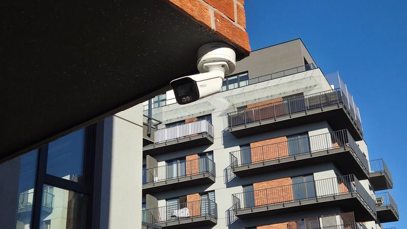 Kamera monitoringu wjazdu do garażu podziemnego na osiedlu mieszkaniowym, Instalacja monitoringu Łódź