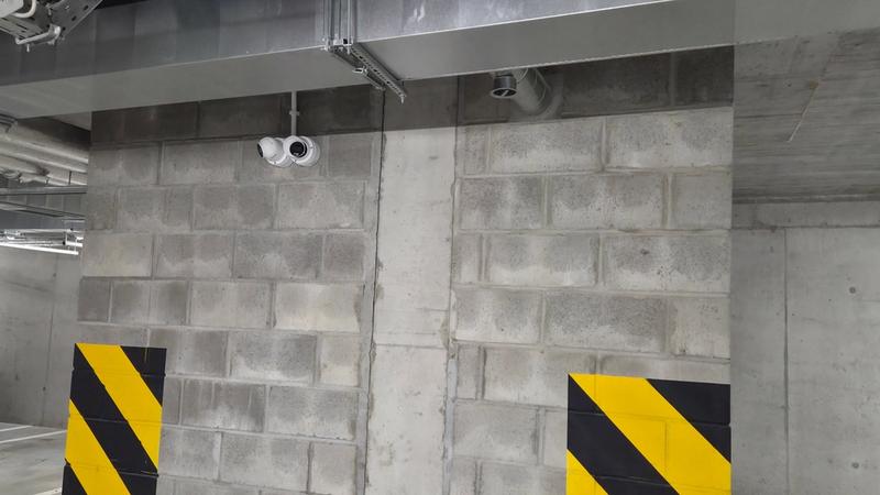 Kamery monitoringu zamontowane na suficie w garażu podziemnym, Instalacja systemów monitoringu Łódź