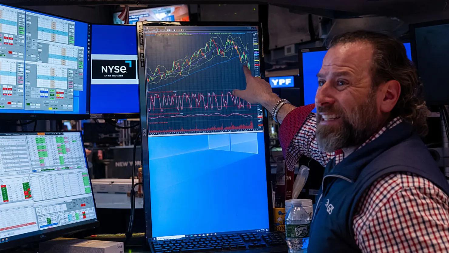 Trend trading strategies guide: a trader monitors multiple market charts looking for directional momentum across forex, crypto, and indices