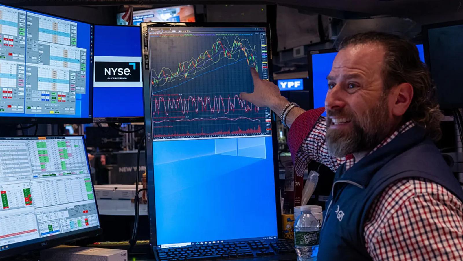 Trend trading strategies guide: a trader monitors multiple market charts looking for directional momentum across forex, crypto, and indices