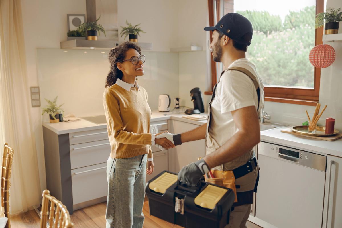 RomMac plumber being greeted by woman
