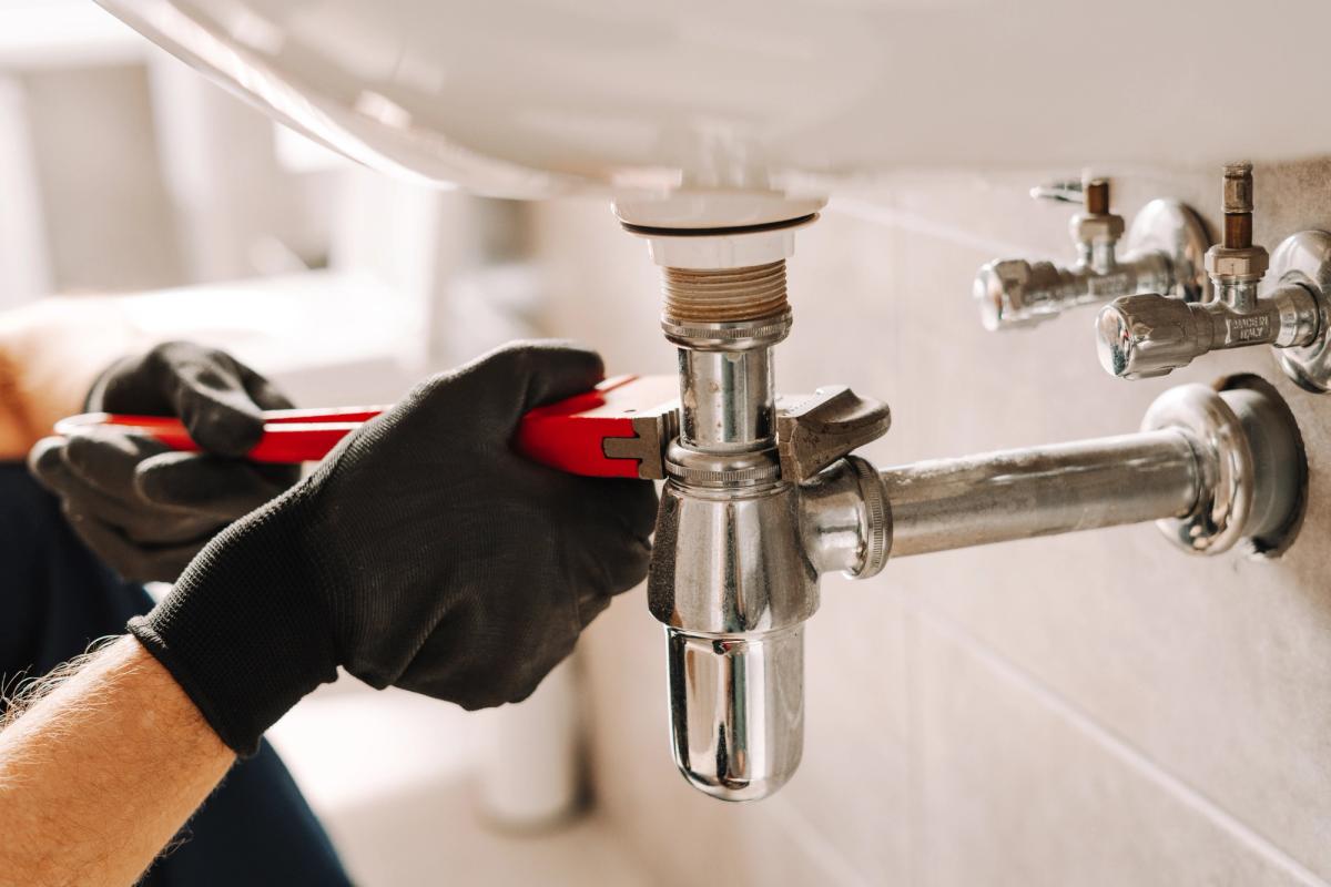 RomMac plumber fixing a leak