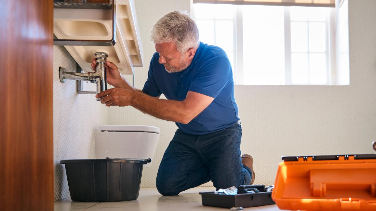 RomMac plumber fixing a leak