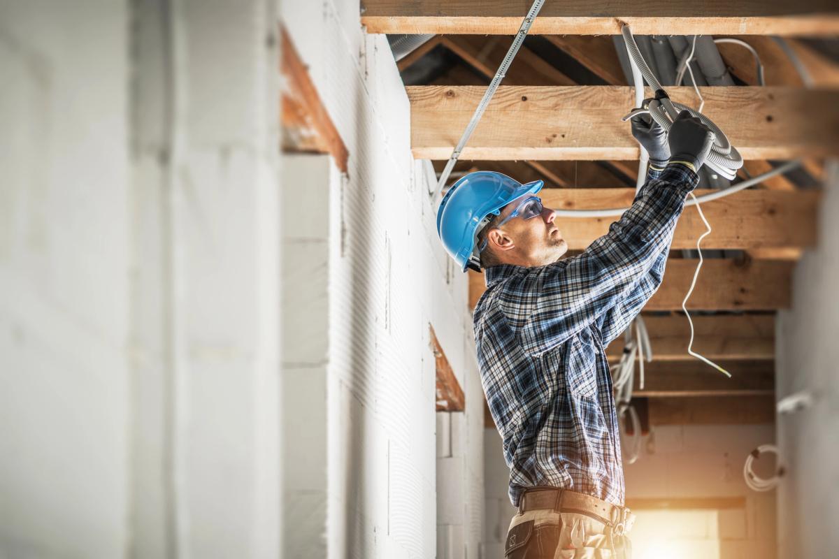 RomMac electrician installing electrical
