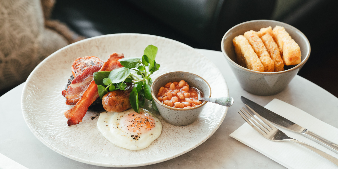 Breakfast in the bar 