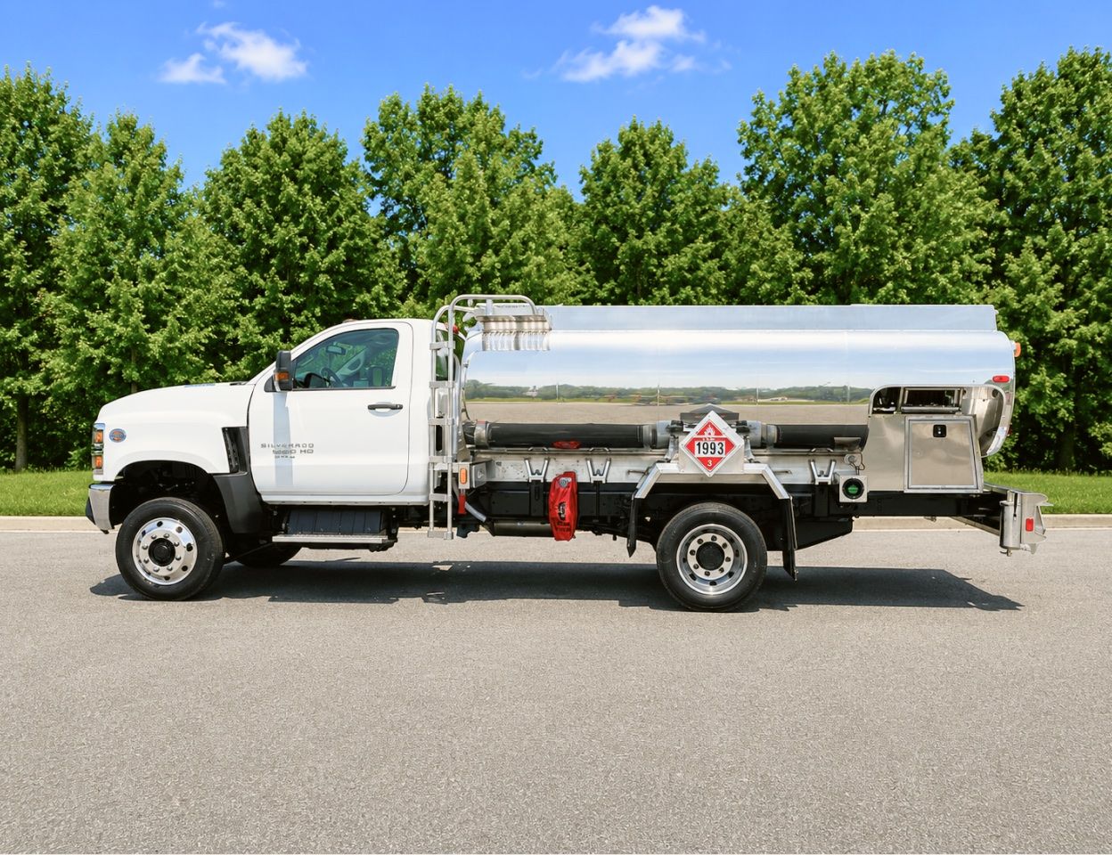 Amthor refined fuel tanker truck