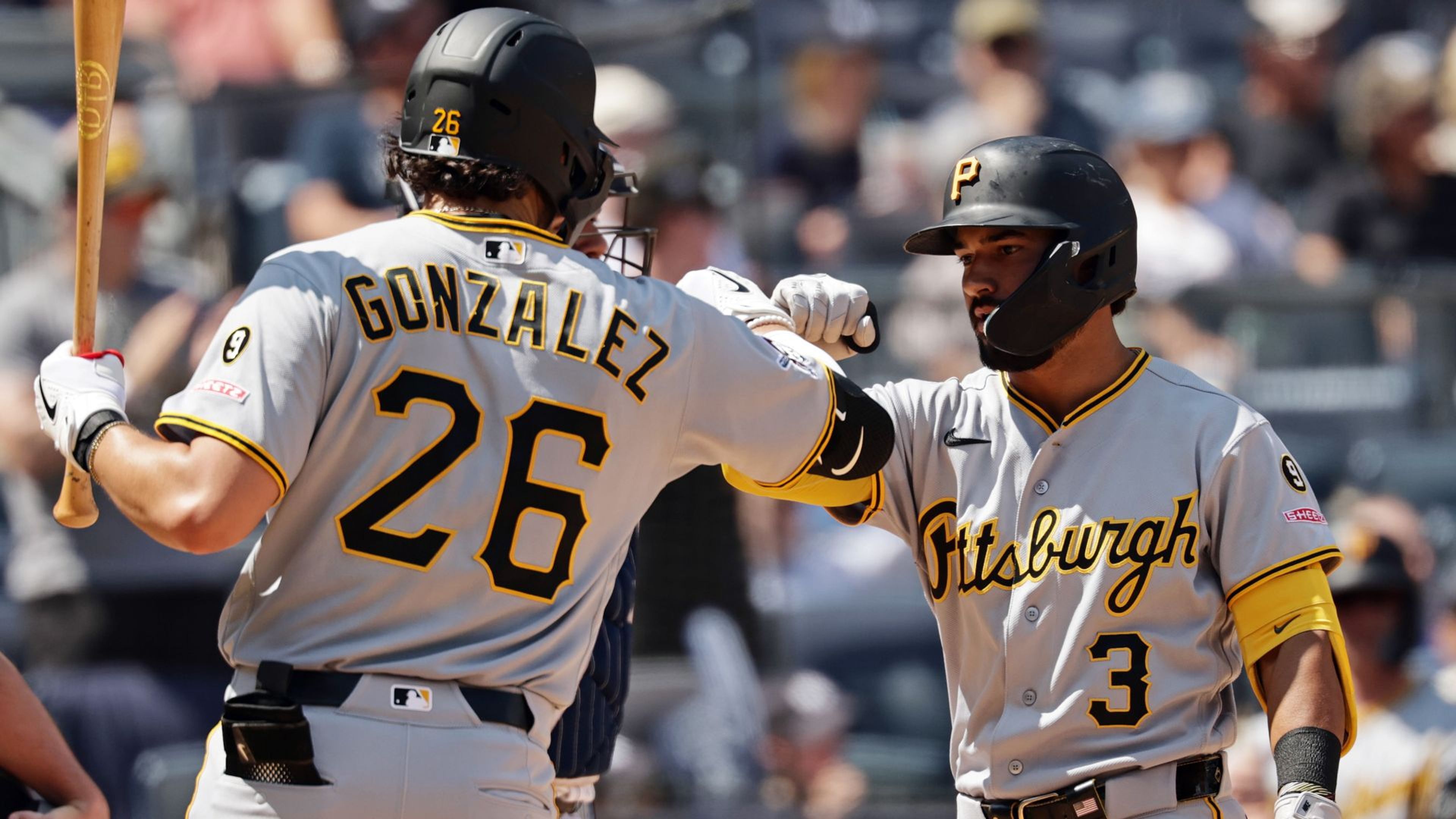 Bucs absorb Yanks' late surge, rally in 10th for win in Bronx