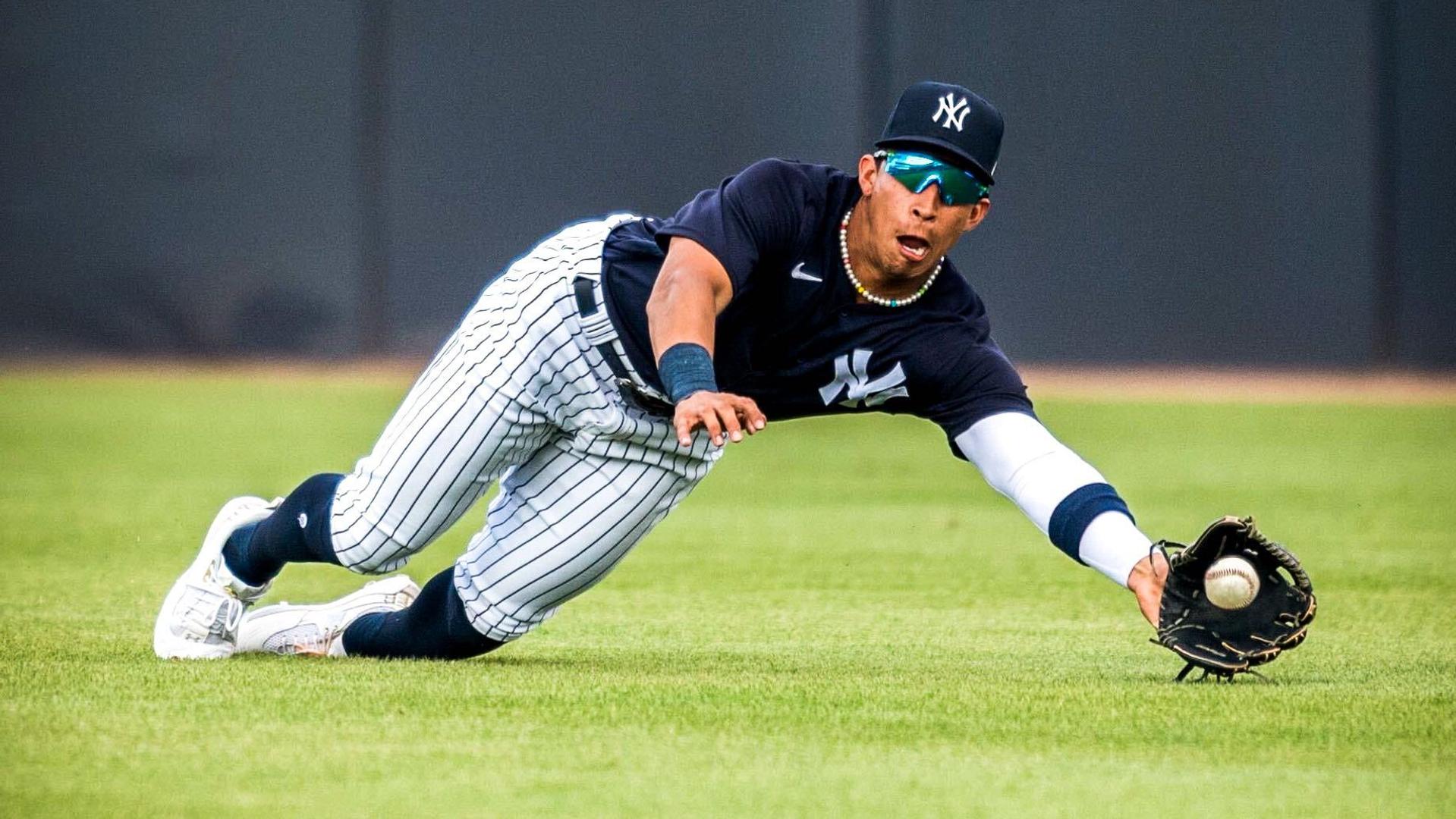 Oswaldo makes a diving catch