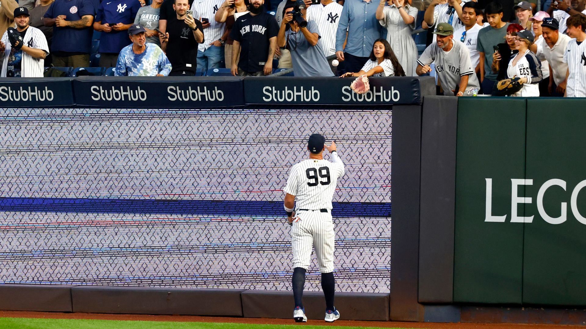Judge brings crowd to its feet in return, goes hitless in Yankees' win