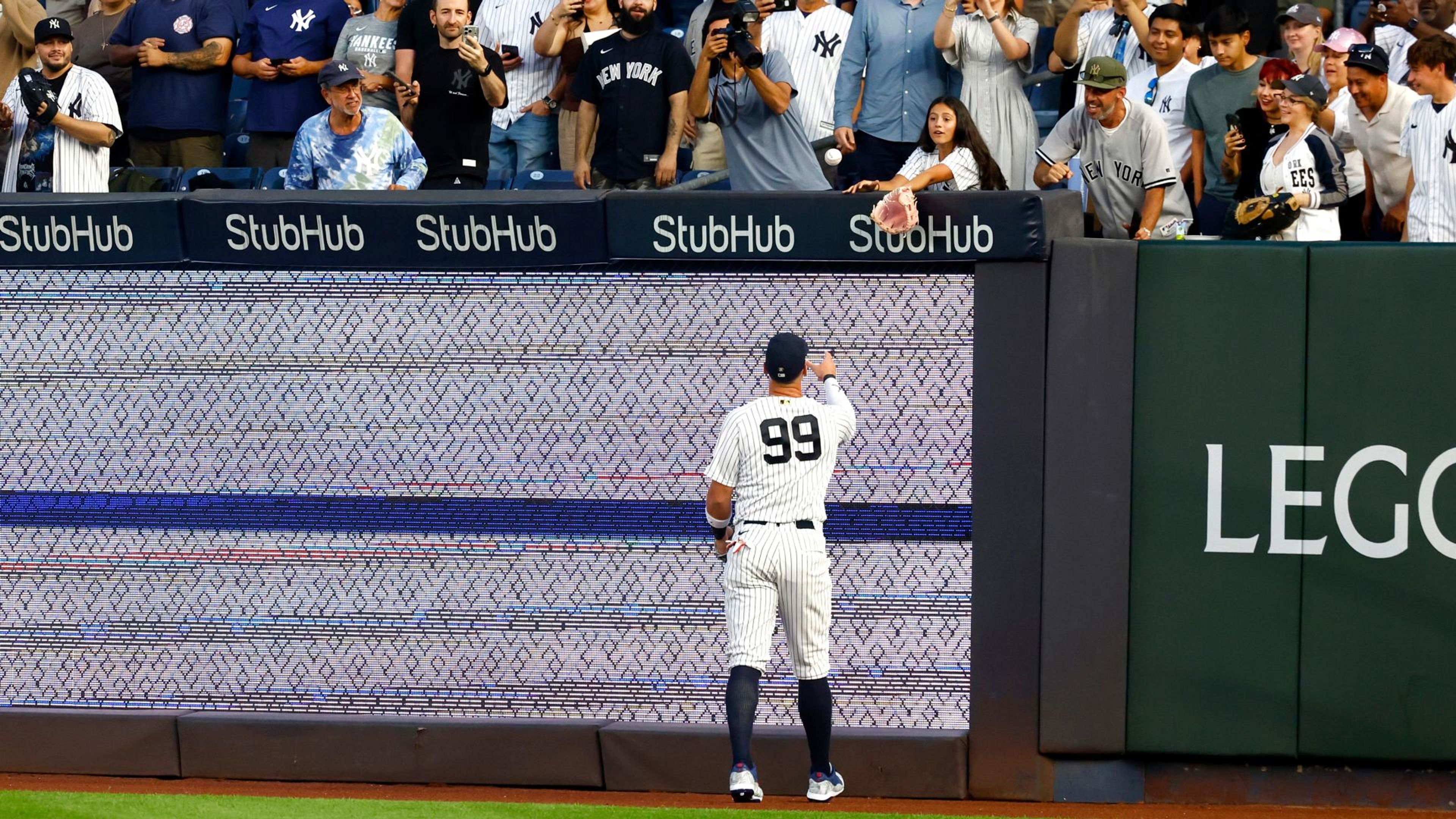 Judge brings crowd to its feet in return, goes hitless in Yankees' win
