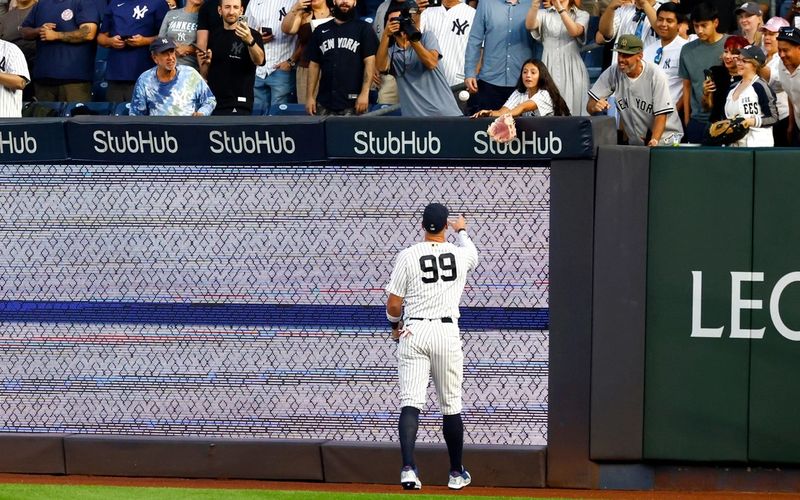 Judge brings crowd to its feet in return, goes hitless in Yankees' win