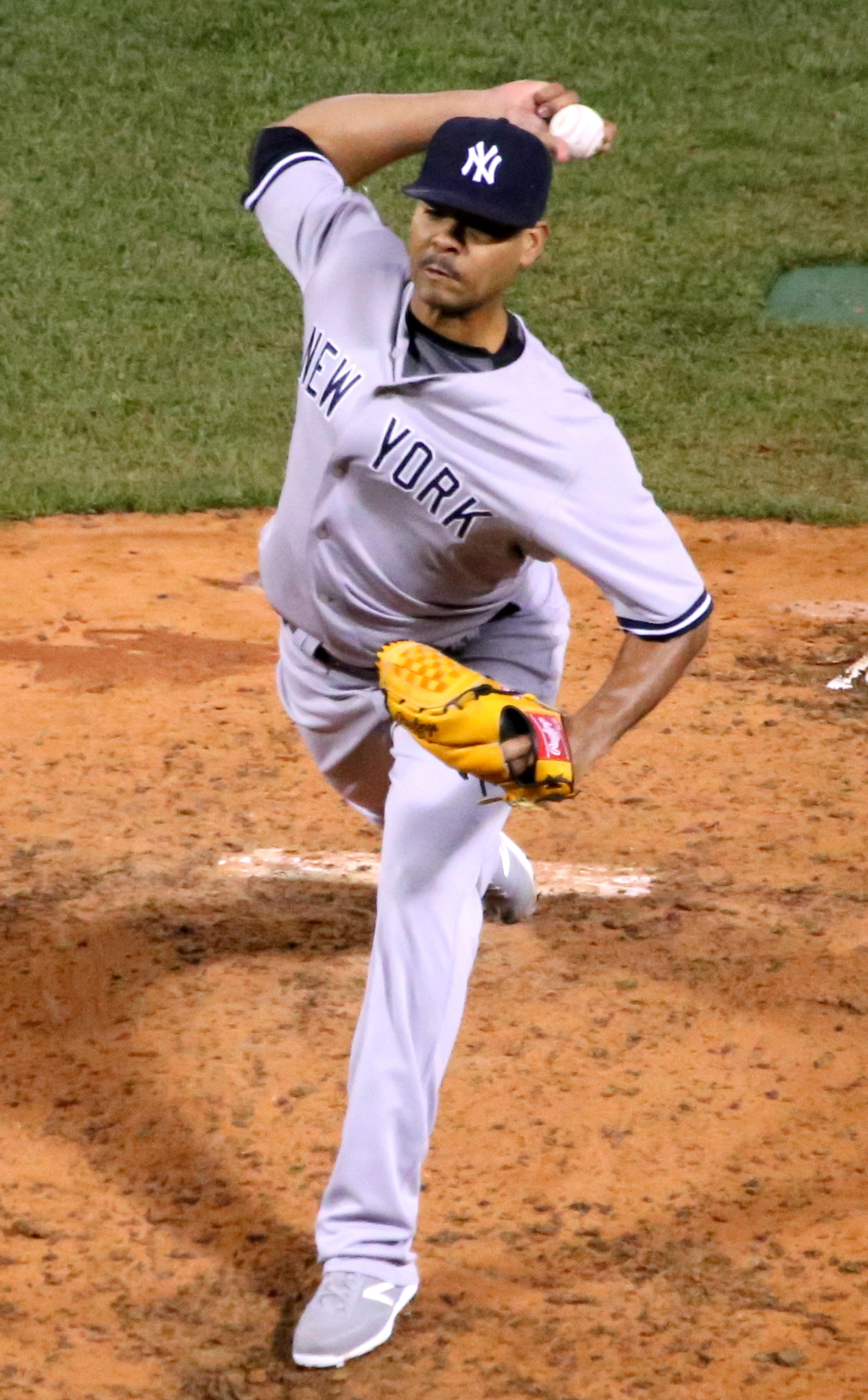 Yankees outright Rogers off roster