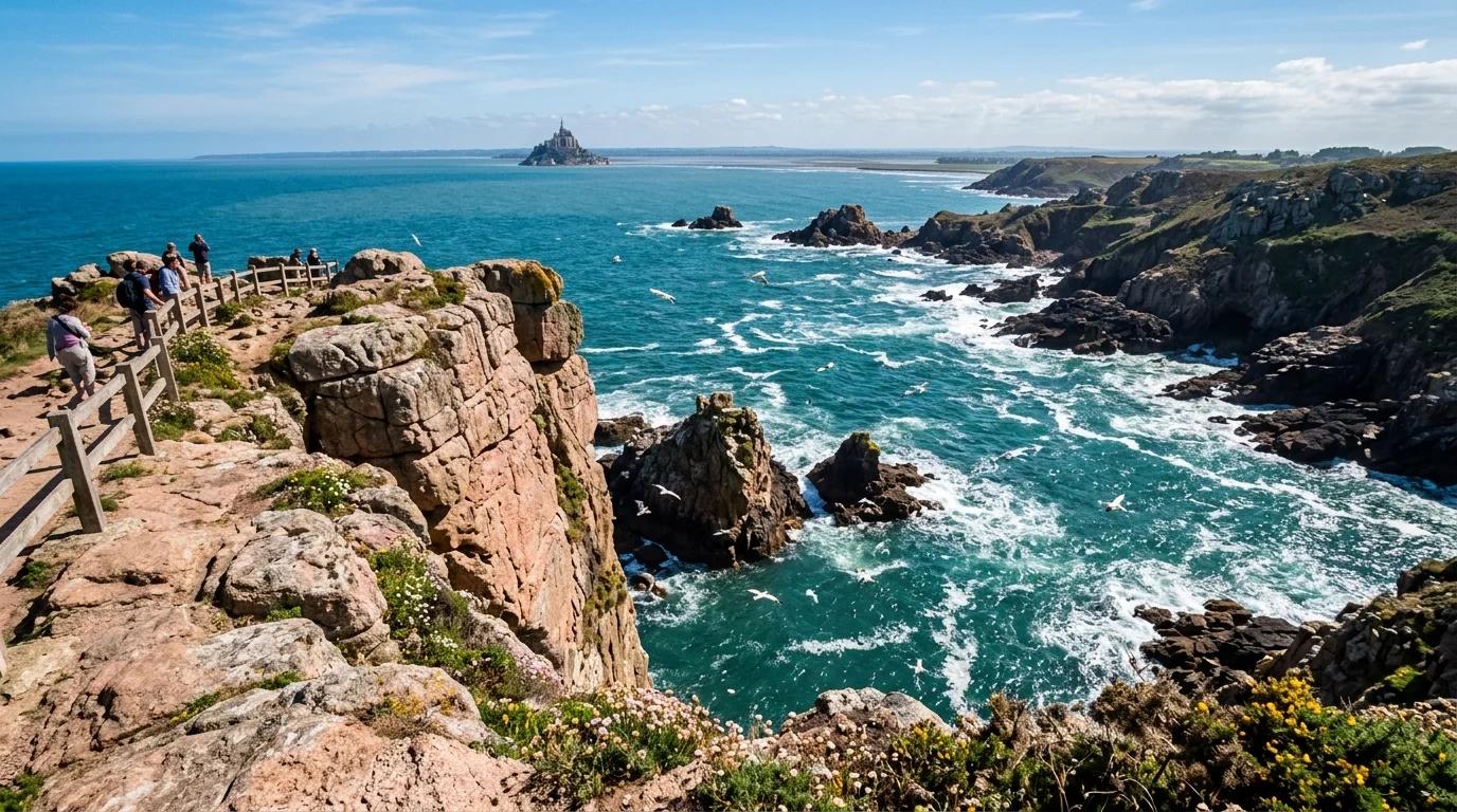 Vue depuis la Pointe du Grouin sur la côte granitique bretonne et le Mont-Saint-Michel au loin
