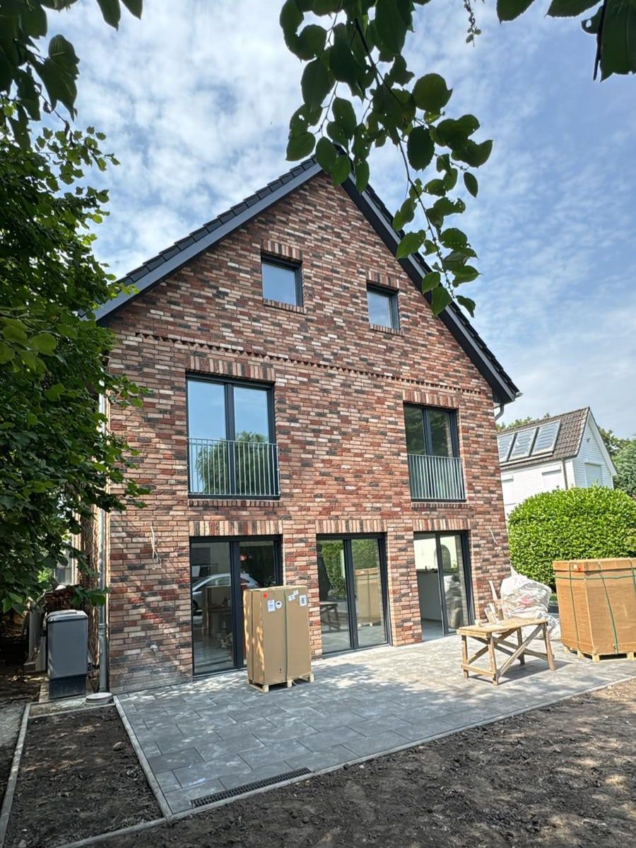 Doppelhaus mit rotem Klinker und Satteldach, Gartenseite