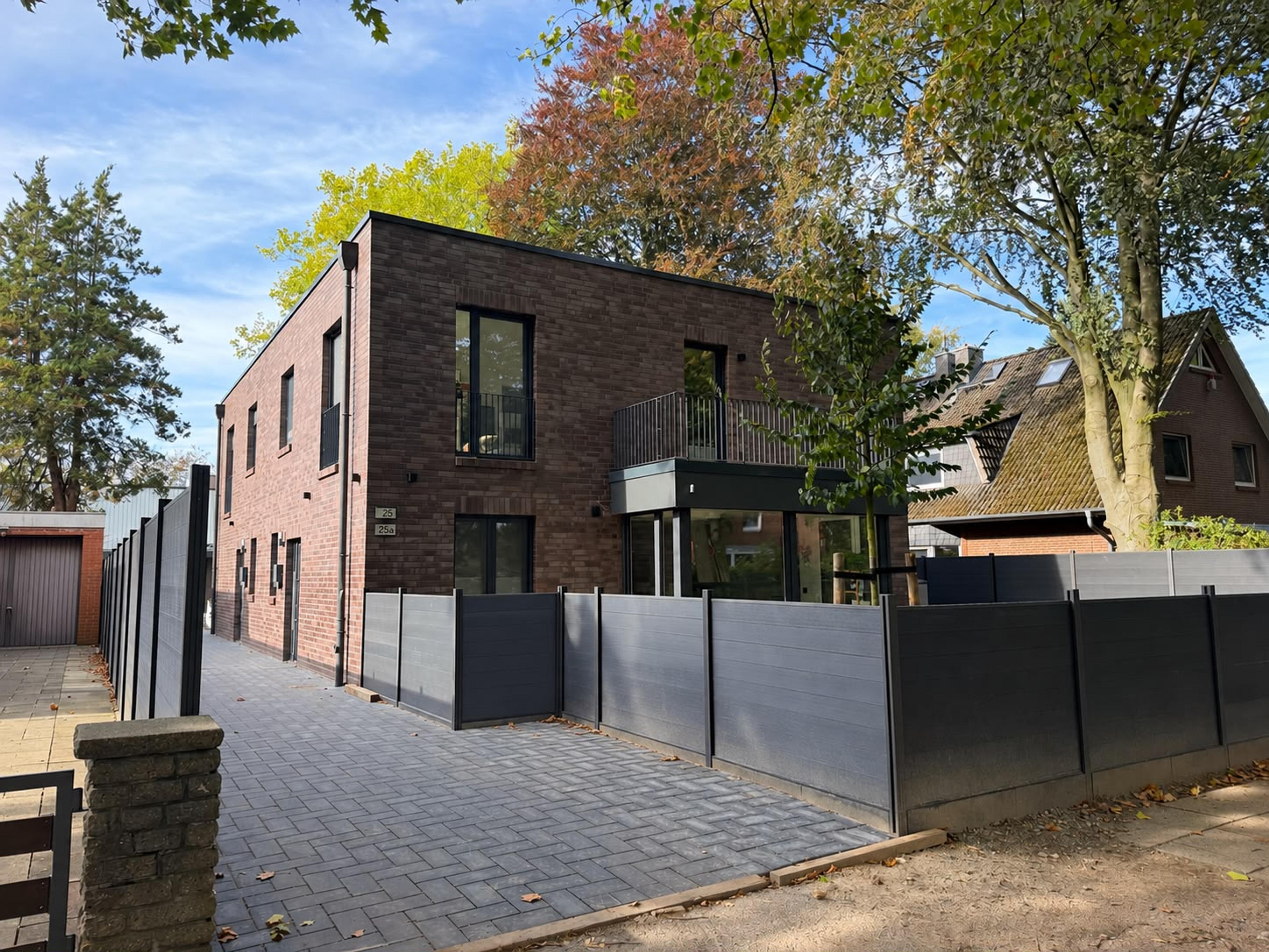 Fertiges Doppelhaus mit Klinkerfassade, Balkon und neuer Einfahrt in Hamburg-Lurup