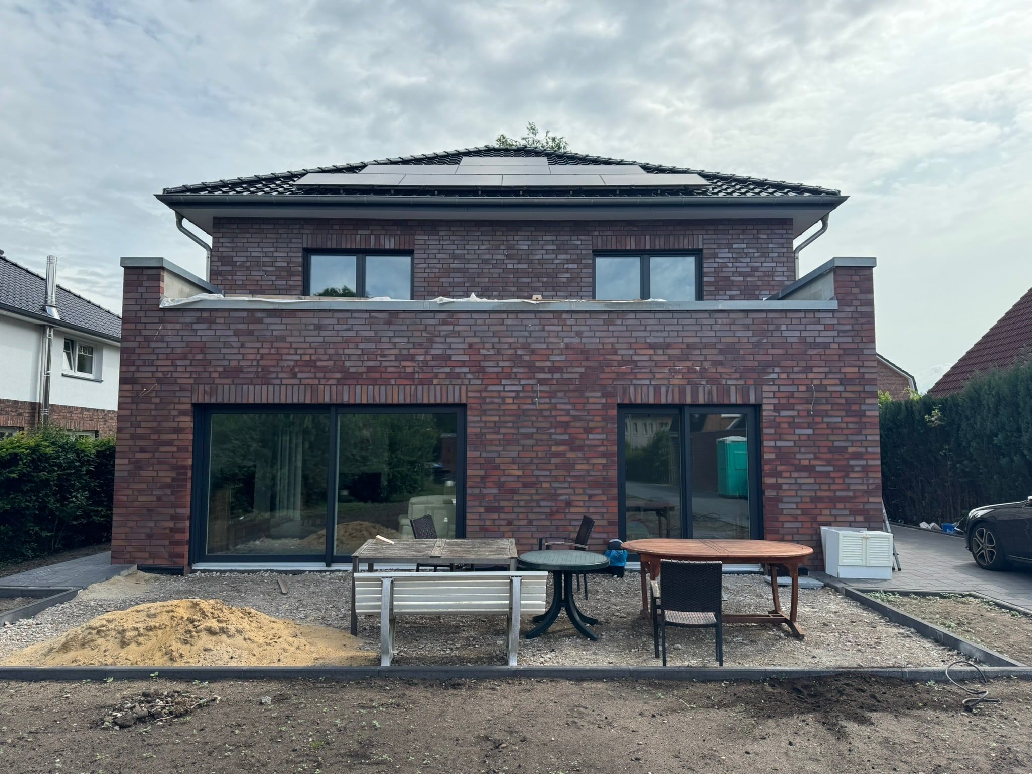 Einfamilienhaus in Norderstedt mit Klinkerfassade, Walmdach und Solarmodulen