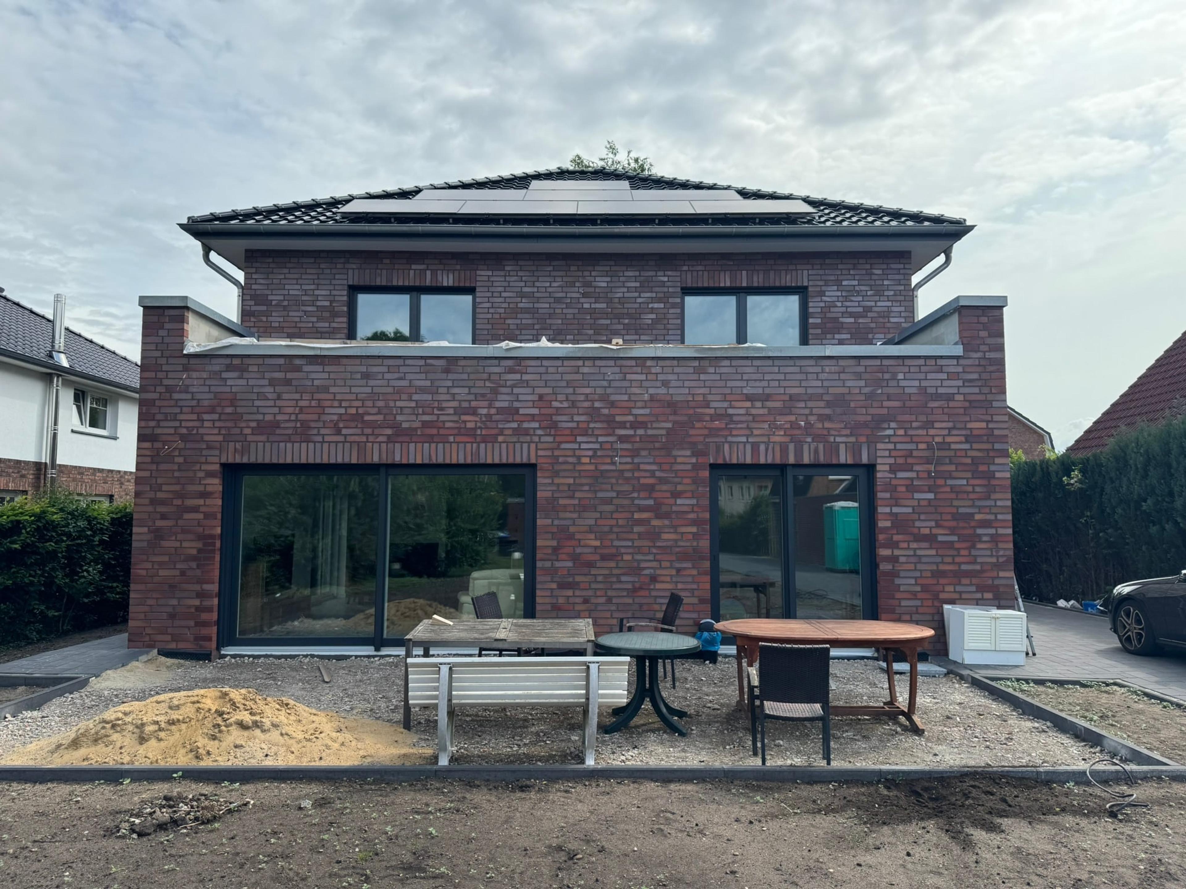 Einfamilienhaus in Norderstedt mit Klinkerfassade, Walmdach und Solarmodulen