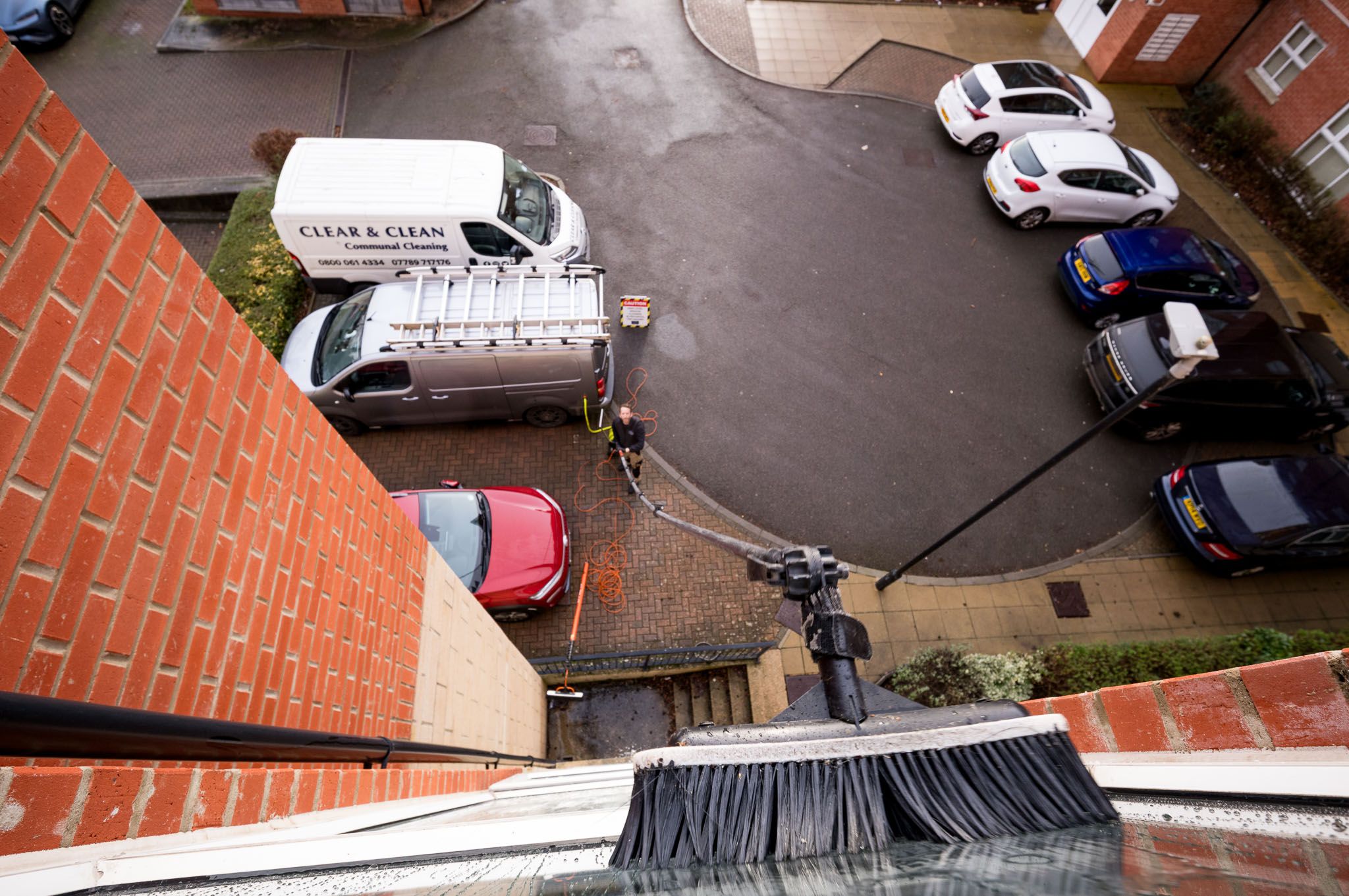 Operative cleaning upper-floor windows with a water-fed pole