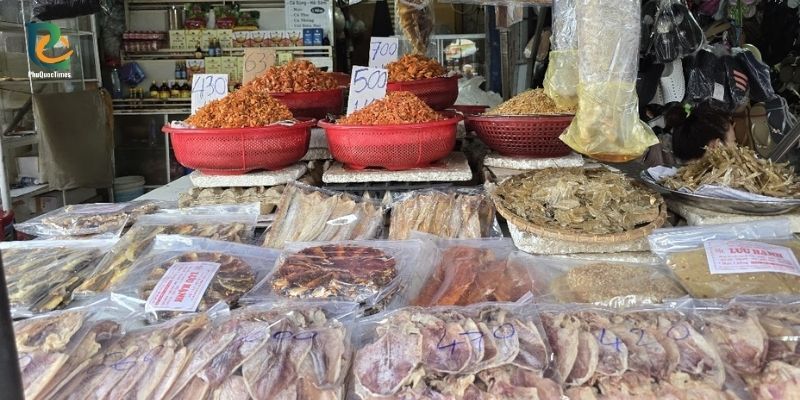 Packaged dried seafood and loose dried shrimp at Duong Dong market