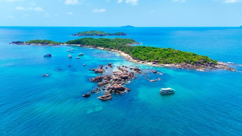 Aerial view of Gầm Ghì and surrounding rocky shallows